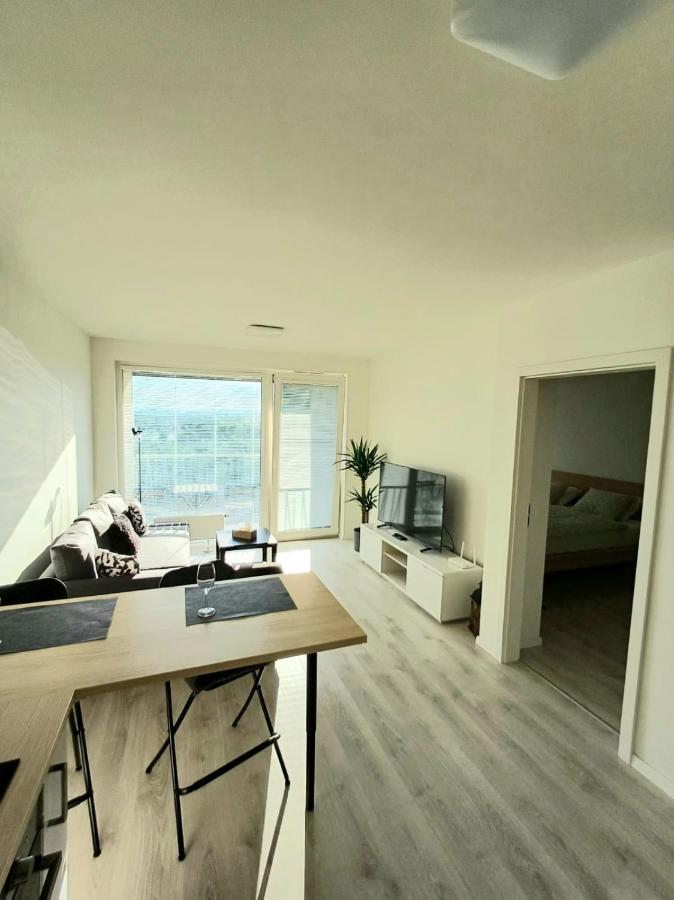 New Air-Conditioned Apartment 5 Minutes By Walk From The Airport With Free Garage Parking 布拉迪斯拉发 外观 照片