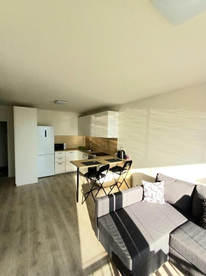 New Air-Conditioned Apartment 5 Minutes By Walk From The Airport With Free Garage Parking 布拉迪斯拉发 外观 照片