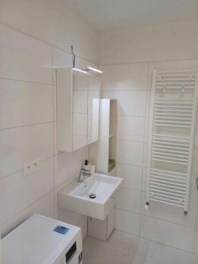 New Air-Conditioned Apartment 5 Minutes By Walk From The Airport With Free Garage Parking 布拉迪斯拉发 外观 照片
